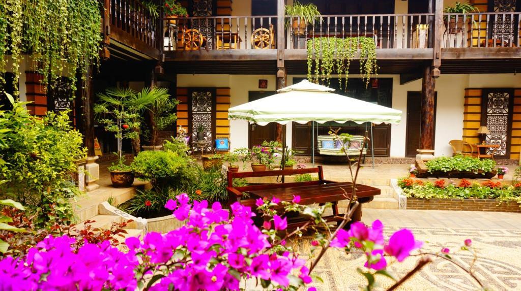 Lijiang Wangjia Courtyard Inn Exteriör bild