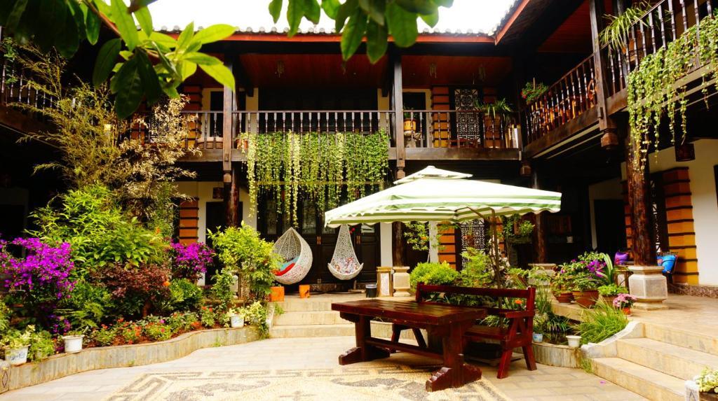 Lijiang Wangjia Courtyard Inn Exteriör bild